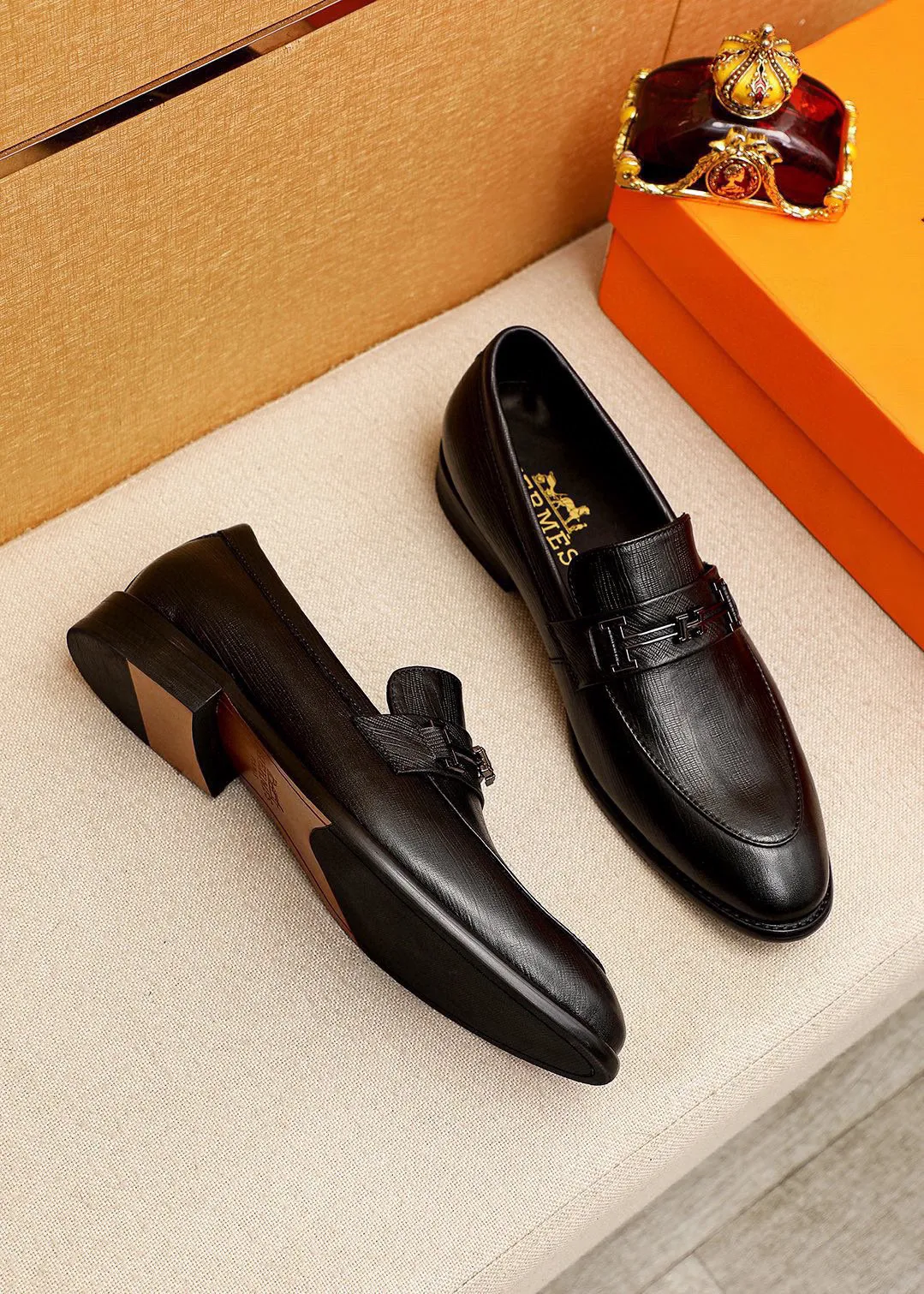 Men's shoes 💰460 💐 Product trademark: HERMES "Hermès" casual leather shoes Regular size: 39-44 (38.45.46🉑️Customized) Product materials: Selected imported first-layer calfskin embossed upper + classic hardware buckle, imported water-dyed 🐂 cowhide lining. Strong three-dimensional visual effect, combined outsole Color: 1⃣️color optional